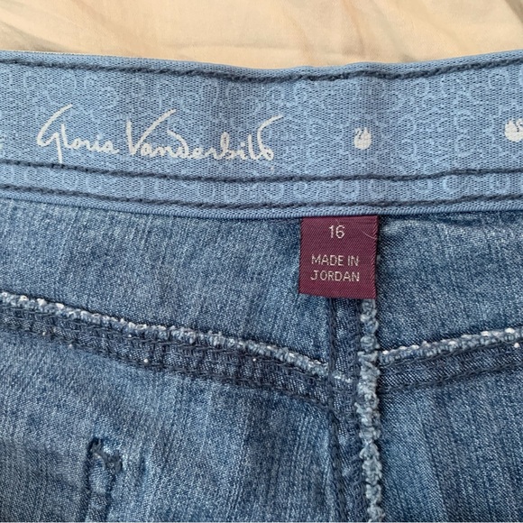 Gloria Vanderbilt Jean Capris for women.  Size 16 Missy, button waist zipper fly - Picture 3 of 6